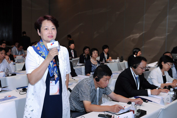 图为与会代表现场提问.jpg